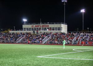 퀸즈 캠퍼스에 위치한 세인트 존스 남녀 축구팀의 홈구장인 벨슨 스타디움 내부 전경