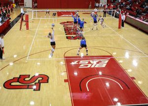 세인트 존스 레드 스톰(Red Storm) 배구팀이 카네세카 경기장(Carnesecca Arena)에서 경기를 치르는 모습