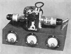 1944년산 클라이스트론 발진기. 전자총은 오른쪽에, 집전극은 왼쪽에 있다. 두 개의 공진기는 중앙에 있으며, 양의 피드백을 제공하기 위해 짧은 동축 케이블로 연결되어 있다.