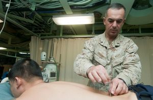 미국 해군 군의관의 관침법 시술 모습.