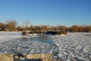 섬의 부분적으로 얼어붙은 항구. 온타리오 호수의 깊이 때문에 호수의 물이 때때로 위의 공기보다 따뜻하다.