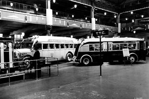 1936년 TTC에서 사용한 두 대의 버스. 왼쪽은 그레이 코치의 시외 버스 노선에서 사용되었고, 오른쪽은 토론토 시내 버스 노선에서 사용되었다.