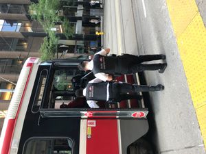 노면전차에 승차하는 TTC 검표원