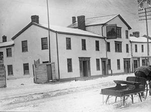 토론토의 첫 대중교통은 1849년에 세인트로렌스 시장과 레드 라이언 여관(위에 있는 1886년 사진)을 잇는 노선으로 시작되었다.