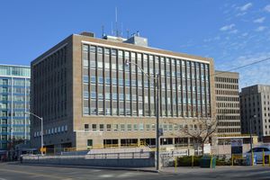 데이비스빌역 옆에 위치한 토론토 교통국 본부 건물인 맥브라이언 빌딩