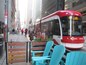 킹 스트리트를 따라 운행 중인 플렉시티 아웃룩