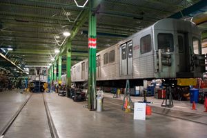 TTC가 운영하는 여러 차량기지 중 하나인 그린우드 차량기지(Greenwood Yard)에서 정비 중인 T 시리즈(토론토 지하철)(T series (Toronto subway)) 열차