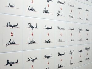 레슬리역의 타일 작품 '앰퍼샌드'.