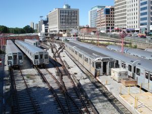 데이비스빌 차량 기지는 영-유니버시티 선 차량 일부와 셰퍼드 선 차량이 머무르는 곳이다.