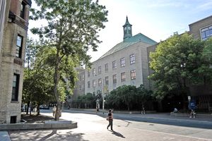 커 홀 외관. 커 홀은 1963년 증가하는 학생 수용을 위해 완공되었습니다.