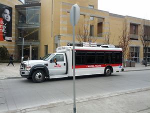 2013년 요크 대학교(York University)의 휠-트랜스(Wheel-Trans) 버스.