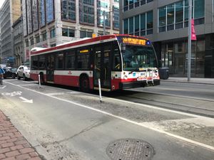 2018년 TTC에서 사용하는 플렉시티 아웃룩 전차를 기반으로 한 도색이 된 TTC 버스.