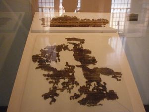 동남아시아에서 현존하는 가장 오래된 경사 이캇의 예시인 반톤 천은 필리핀 국립 박물관에 전시되어 있다.