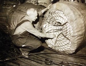 1941년경 뉴욕 브루클린 해군 조선소에서 마닐라 로프의 결함을 검사하는 모습