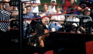 2005년 더스티 로즈에게 피겨 포 레그락을 거는 캐시