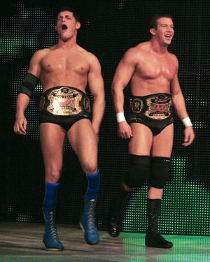 코디 로즈(왼쪽)와 테드 디비아세 주니어는 2008년 8월 월드 태그팀 챔피언이었다.
