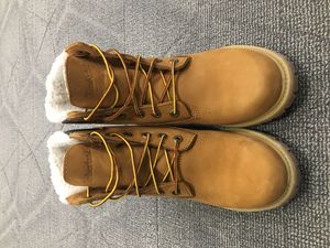 팀버랜드 부츠는 스트릿웨어에서 일상적인 신발입니다.