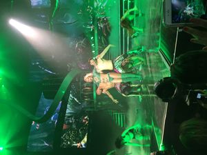 브리트니 스피어스(Britney Spears)는 속옷을 겉옷처럼 입는 스타일을 대중화했다.