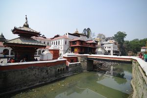 강둑을 따라 늘어선 사원 건축물