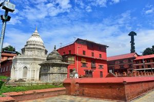 사원 단지 내 아디 상카라 마트. 아디 상카라(Adi Shankara)는 8세기 인도 케랄라 출신의 베다 학자였다.