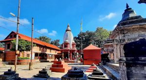 파슈파티나트 사원 구역 내 고락샤나트(Gorakshanath) 사원. 고락샤나트는 쉬바(Shiva)로부터 요가(Yoga)의 가르침을 받았다고 믿어지는 마츠옌드라나트(Matsyendranath)의 제자였다.