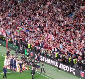 웨스트햄 유나이티드 선수, 스태프 및 팬들이 승리를 축하하고 있다.