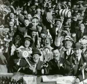 1933년 FA컵(FA Cup) 경기에서 로제트, 스카프, 장난감 망치를 든 웨스트햄 팬들