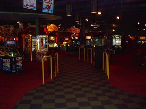 2005년 웨스트 에드먼턴 몰의 레드 아케이드(Red's arcade), 폐점 1년 전