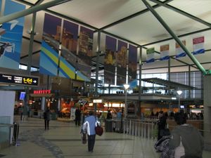 에드먼턴 공항 중앙 홀