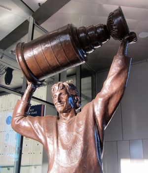 로저스 플레이스 밖에 있는 웨인 그레츠키 동상. 1978년부터 1988년까지 오일러스에서 활약하며 4차례의 스탠리 컵 우승을 이끌었다.