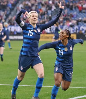 라피노에가 2019년 팀 동료 크리스털 던과 함께 골 세리머니를 하는 모습