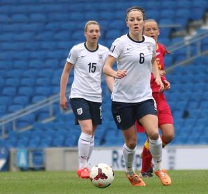 2014년 몬테네그로와의 2015년 FIFA 여자 월드컵 유럽 지역 예선 경기에서 플레이하는 브론즈(전경; 6번)