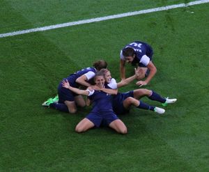 칼리 로이드가 미국과 일본의 2012년 런던 하계 올림픽 여자 축구 결승전 경기에서 골을 기록한 이후에 동료 선수들과 함께 뒤풀이를 하는 모습