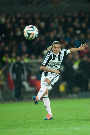 2014년 3월 빈곤퇴치를 위한 경기에서 경기하는 마르타