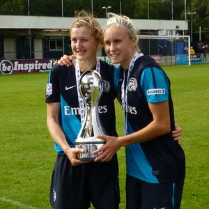 호턴(오른쪽)과 엘렌 화이트 그리고 FA WSL 트로피