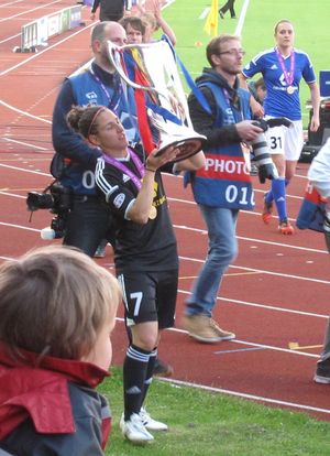 2015년 UEFA 여자 챔피언스리그 트로피와 함께