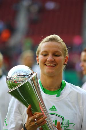 2013년 DFB-포칼(여자) 트로피와 함께한 포프