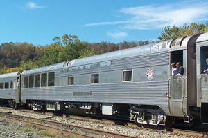 시보드 항공 철도(SAL) 유리 지붕의 "선 라운지" 할리우드 비치. 1956년에 도입된 5개의 2인실 침실과 바 라운지를 갖춘 풀먼 차량.