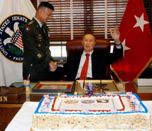 에릭 신세키(Eric Shinseki)는 2002년 12월 4일 스트롬 서먼드 상원의원의 100번째 생일 축하 행사에서 육군 참모총장으로서 그의 국가 봉사에 감사를 표하고 있다.