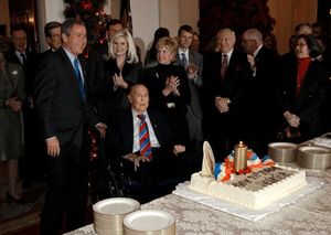 2002년, 조지 W. 부시 대통령과 서먼드(서먼드의 100번째 생일)