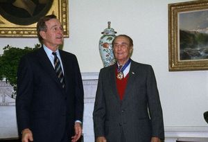 서먼드가 1993년 조지 H. W. 부시 대통령으로부터 대통령 자유훈장을 받는 모습