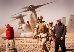 존 매케인과 린지 그레이엄, 리처드 P. 밀스 중장 (아프가니스탄, 2010년)