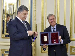 우크라이나 대통령 페트로 포로셴코가 2016년 12월 30일 그레이엄에게 야로슬라프 현자 훈장을 수여하다