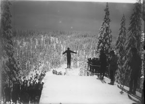 헤르만 파우스(Herman Paus)가 1919년경 트리반스회그다(Tryvannshøgda)의 휘틀리바켄(Hyttlibakken)에서 점프하는 모습