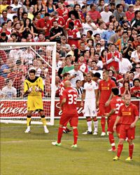 2012년 여름 친선 경기에서 리버풀 소속으로 뛰는 존스