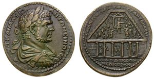 카라칼라 황제의 초상과 라오디케이아 아드 리쿰 방문 중 아고라에서 시민들과 인사하는 황제를 묘사한 청동 로마 메달(45mm, 45.6g). 양쪽에 병사들이 줄지어 서 있는 두 개의 기둥이 있는 사원 앞에서.