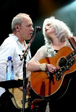 2006년, 마크 노플러(Mark Knopfler)와 올 더 로드러닝(All the Roadrunning) 녹음. 네덜란드 공연 모습