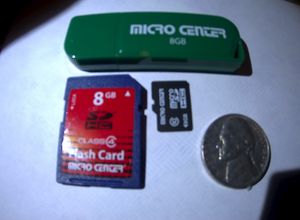 USB 플래시 드라이브, SD 카드, 마이크로 SD 카드(각 8 GiB) 세 가지 디지털 미디어(Micro Center 브랜드)와 크기 비교를 위한 미국 5센트 동전