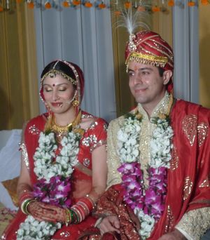 전통 의상을 입은 신랑 신부가 함께 있는 인도 힌두 결혼식