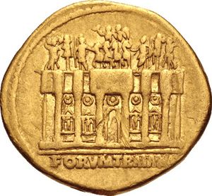 트라야누스 (재위: 98-117)의 아우레우스. 뒷면에 포룸의 일부와 라는 글귀, 정교한 조각들이 묘사되어 있다.